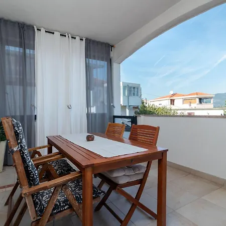 Anita Mit Grossem Balkon Und Meerblick By Interhome Lejlighed Trogir