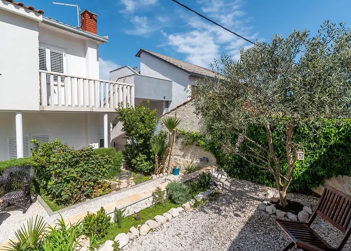 Anita Mit Grossem Balkon Und Meerblick By Interhome